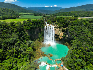 Fototapeta premium Maravilla turquesa en la selva mexicana Paisaje aéreo de la cascada más icónica de México