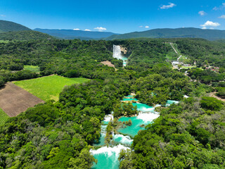 Maravilla turquesa en la selva mexicana
Paisaje aéreo de la cascada más icónica de México