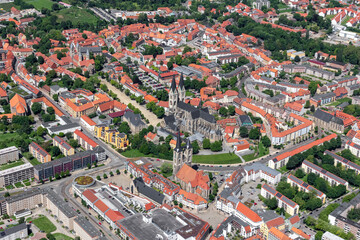 Luftbild der St. Martini-Kirche mit Rathaus und Breitem Weg in Halberstadt aus Richtung Südosten.