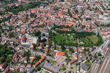 Luftbild vom Park Herrenbreite, der Heinrichstraße und der Bahnhofstraße in Aschersleben aus...