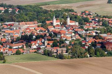 Luftbild vom Ort Hessen am Fallstein mit Schloss und Kirche