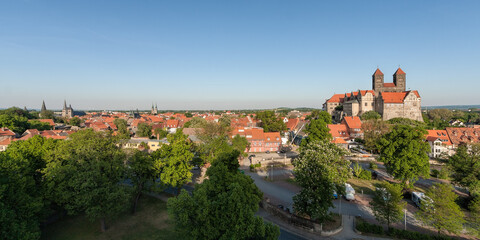 Obraz premium Panorama von Quedlinburg mit Schlossberg und Altstadt vom Münzenberg aus