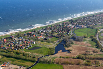Luftbild von Schönberg-Kalifornien mit Blick zur Ostsee