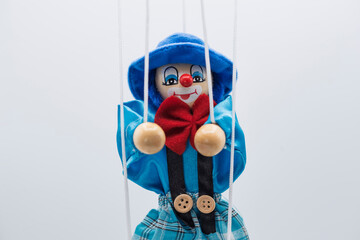 Marioneta con hilos de color azul y rojo, aislado en blanco