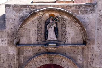 Steinschnitzerei einer Nonne in Arequipa, Peru
