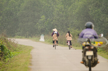 Obraz premium Vietnamese people on bicycles. Van Long. Gia Vien District. Ninh Binh Province. Vietnam.