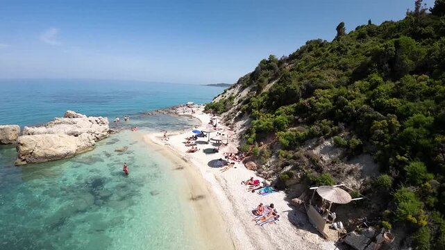 Zakintos - Grecja - niesamowita plaża Xigia i kości&oacute;ł na wzg&oacute;rzu. Gotowy film z drona