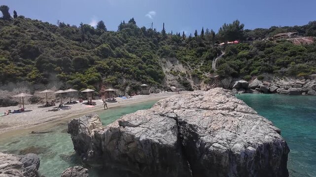 Zakintos - Grecja - niesamowita plaża Xigia i kości&oacute;ł na wzg&oacute;rzu. Gotowy film z drona