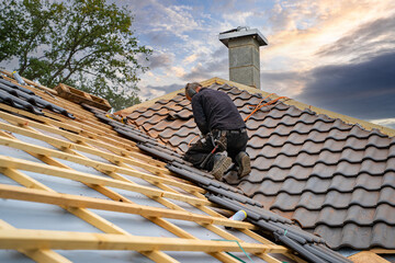 Wohnhausbau - Dachdeckerarbeiten, Zuschnitt von Dachziegeln mit eier Flex.