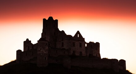 Ch�teau m�di�val silhouette rouge coucher soleil dramatique. AI Generated