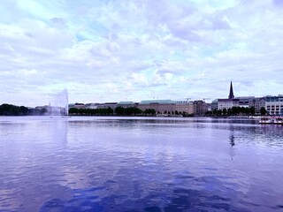 Obraz premium beautiful lake in the city center