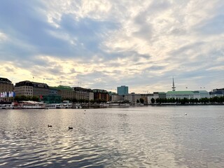 Naklejka premium beautiful lake in the city center