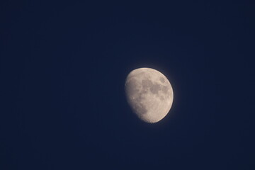 Lune à l'heure bleue