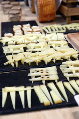 aperitivos de quesos artesanales sobre tablas de cocina de piedra de pizarra