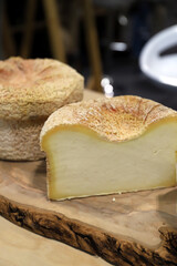 quesos Cebreiro de cabra y oveja cremosos gallegos artesanales con costra