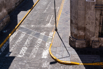 Ansicht einer Strassenecke mit Zebrastreifen in Arequipa, Peru