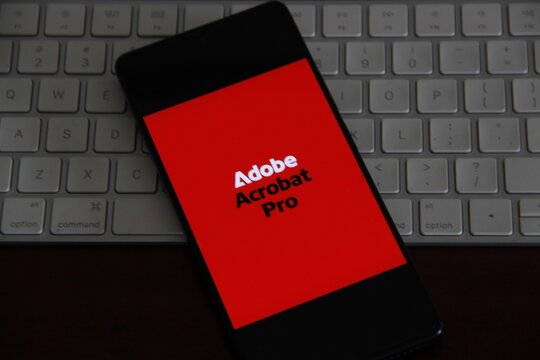 Adobe Acrobat Pro - Software completo para trabalhar com documentos PDF, oferecendo recursos avan&ccedil;ados de cria&ccedil;&atilde;o, edi&ccedil;&atilde;o, organiza&ccedil;&atilde;o, assinatura e prote&ccedil;&atilde;o de arquivos.