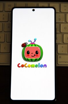 Cocomelon - Canal americano do YouTube de propriedade da empresa brit&acirc;nica Moonbug Entertainment e mantido pela empresa americana Treasure Studio. Cocomelon &eacute; especializada em v&iacute;deos de anima&ccedil;&atilde;o 3D.