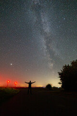 Milchstrasse mit einer Person als Silhouette