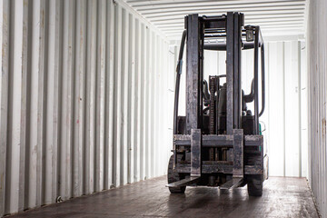 Gabelstapler im Container 