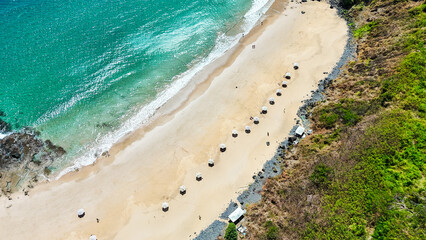 Praia do Meio em Fernando de Noronha, um refúgio entre formações rochosas e águas cristalinas,...