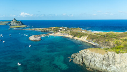 Vista aérea da Baía de Santo Antônio em Fernando de Noronha, com marinas e barcos ancorados. © RNL Fotografia