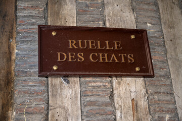 Fototapeta premium plaque de rue de la ville de Troyes, la ruelle des chats