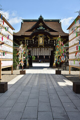 Fototapeta premium 夏の北野天満宮 三光門(京都市上京区)