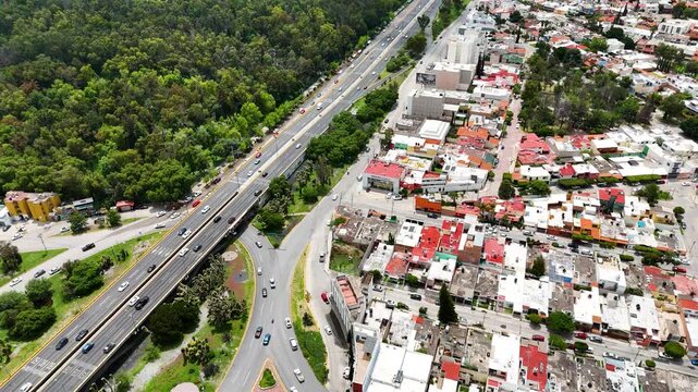 Vista a&eacute;rea de ciudad con carretera y edificios y vegetaci&oacute;n
