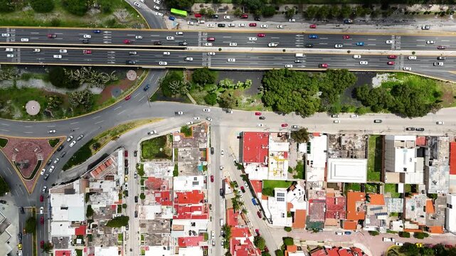 Vista a&eacute;rea de ciudad con carretera y edificios y vegetaci&oacute;n