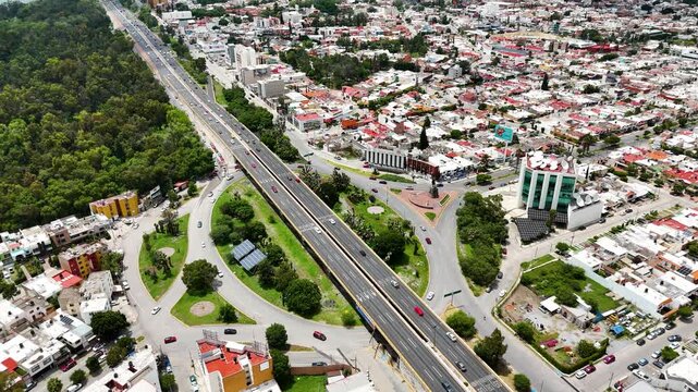 Vista a&eacute;rea de ciudad con carretera y edificios y vegetaci&oacute;n
