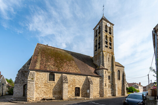 Vue ext&eacute;rieure de l'&eacute;glise catholique Saints-Gervais-et-Protais de Perthes, France, dans le d&eacute;partement fran&ccedil;ais de Seine-et-Marne, en r&eacute;gion Ile-de-France