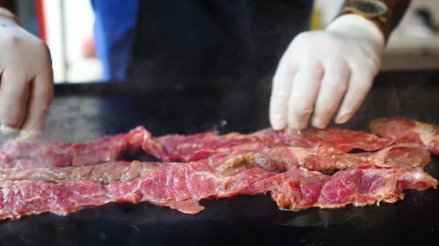 Carne cruda en parrilla