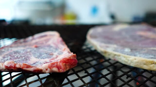 Carne cruda en parrilla