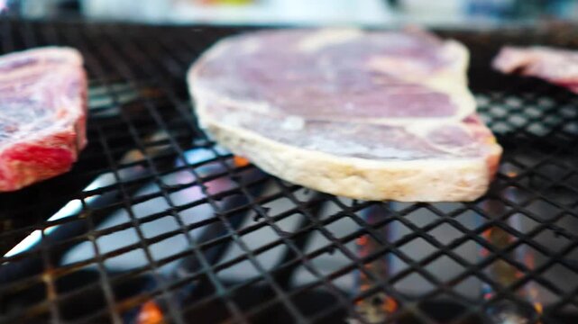 Carne cruda en parrilla