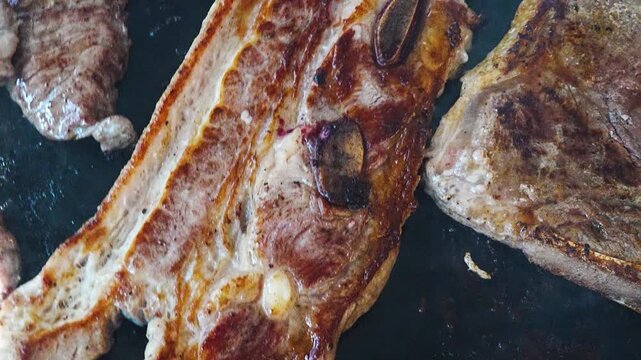 Carne asada en parrilla con fuego y carb&oacute;n
Detalle de corte de carne asada jugosa 
Parrilla con diferentes cortes de carne cocin&aacute;ndose