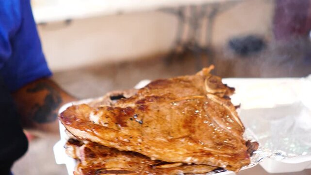 Carne asada en parrilla con fuego y carb&oacute;n
Detalle de corte de carne asada jugosa 
Parrilla con diferentes cortes de carne cocin&aacute;ndose