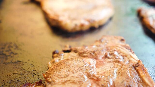 Carne asada en parrilla con fuego y carb&oacute;n
Detalle de corte de carne asada jugosa 
Parrilla con diferentes cortes de carne cocin&aacute;ndose