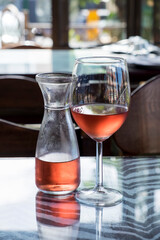 Botella y copa con vino rosado