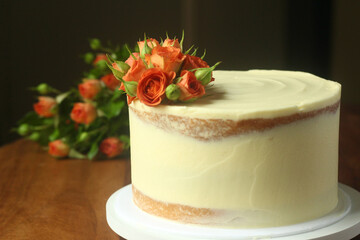 minimalist cake with natural mini roses