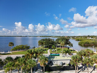 Obraz premium An aerial view of the bay and the park