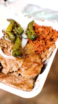 Plato con chorizo, cebolla y chiles asados y carne asada