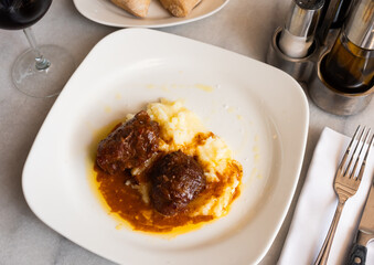 Pork cheeks in red wine with mashed potatoes