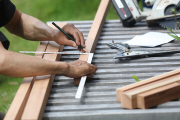 材木に印をつける男性