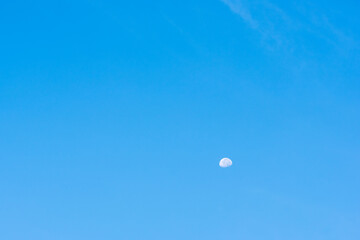 夏の早朝の空に白い月が浮かぶ05