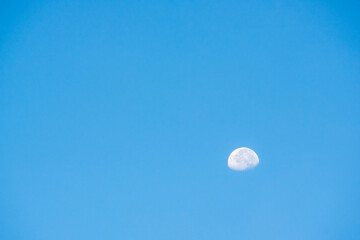 夏の早朝の空に白い月が浮かぶ06