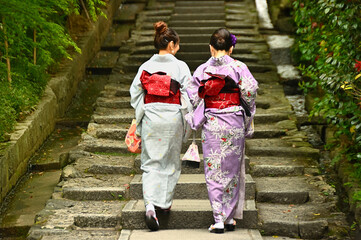 着物を着て京都を旅する女性