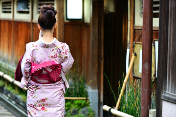 着物を着て京都を旅する女性