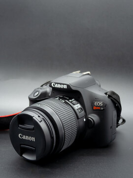Zapopan Jalisco, Mexico - August 14, 2025: Camera Canon EOS Rebel T7 DSLR with lens and complete accessories