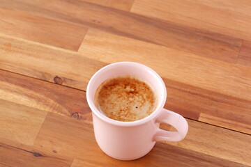 ミルクをたっぷり入れたコーヒー、カフェ・ラテを淹れて、のんびりくつろいでいるイメージ
